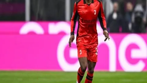 “纽卡斯尔雄鹰与麦克阿瑟战队激战正酣！巅峰对决，喷气机能否再创三冠传奇？”